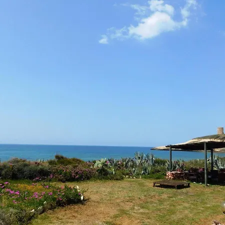 Davanti Al Mare Con Ampio Giardino E Parcheggio Gratuito