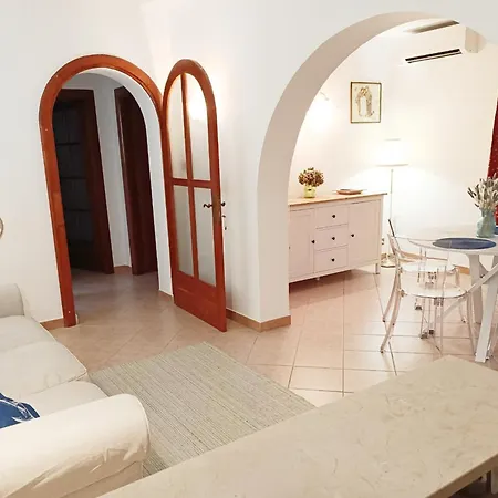 Davanti Al Mare Con Ampio Giardino E Parcheggio Gratuito